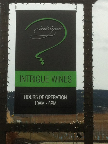 Intrigue sign